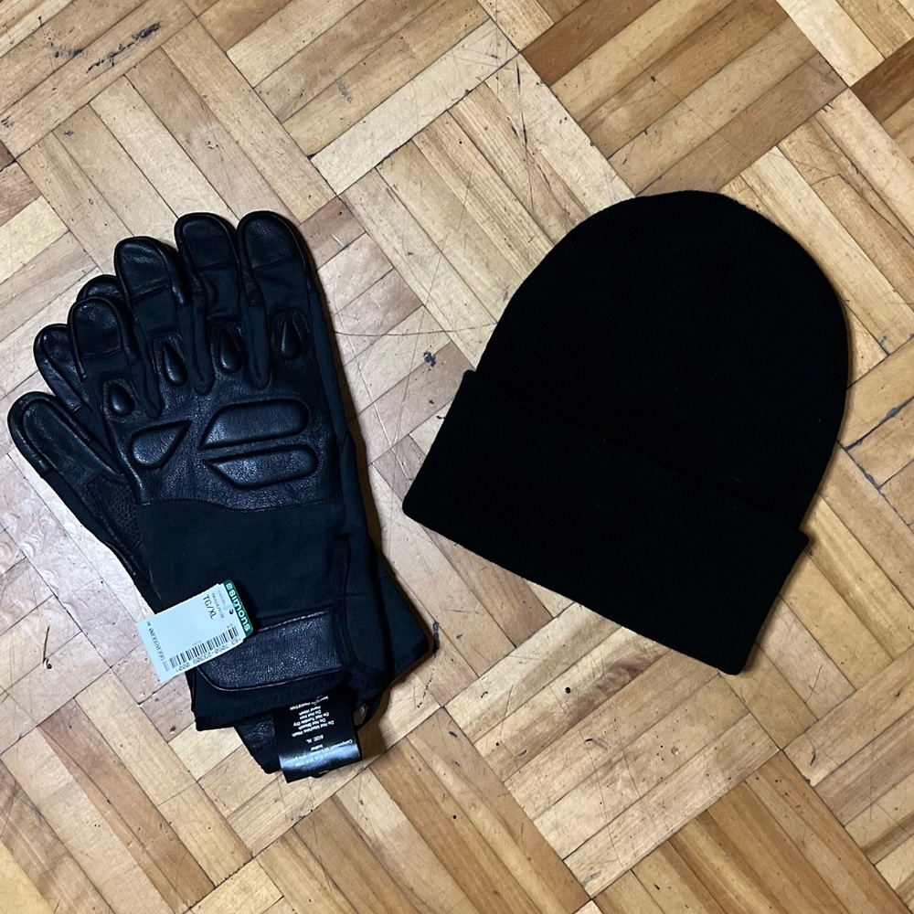 Simons Black Gloves and Beanie Set
